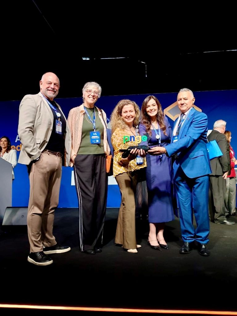 A equipe do Centro Universitário São Camilo recebendo o "Prêmio Nacional de Gestão Educacional".