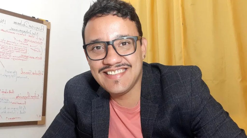 Prof. Luciano de Oliveira.